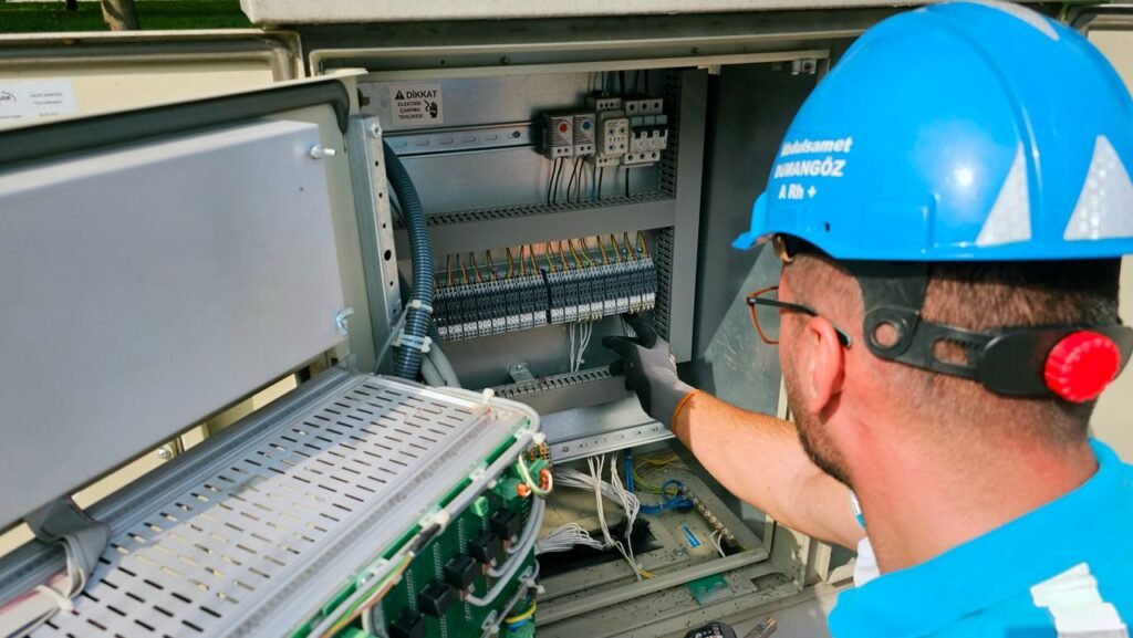 Como contratar um eletricista