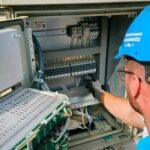 Como contratar um eletricista